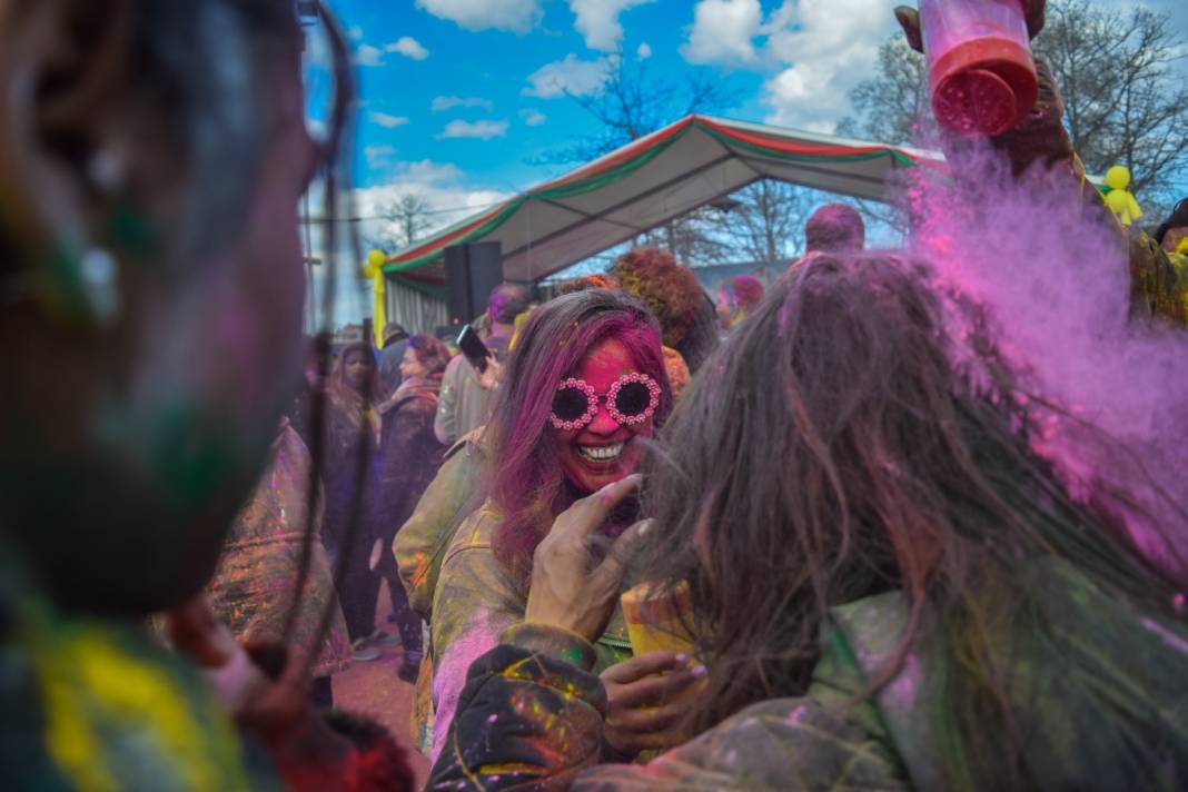 Bu kadar renklere boyanmış festival görmediniz! Baharın gelişini böyle kutladılar 13